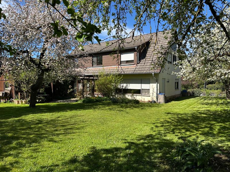 Einfamilienhaus mit großem Garten